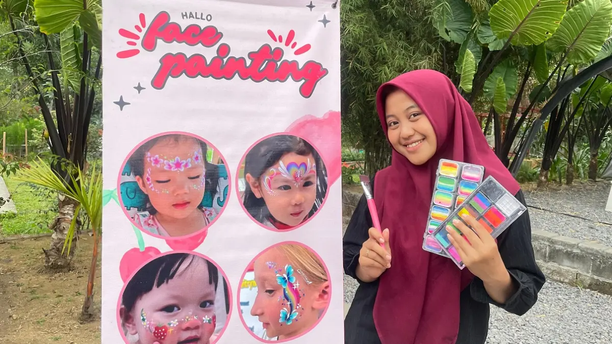 TERUS BERKARYA: Farel Faradiba yang membuka bisnis face painting di CFD Lumajang.  (ADE APRYANIS/RADAR JEMBER)
