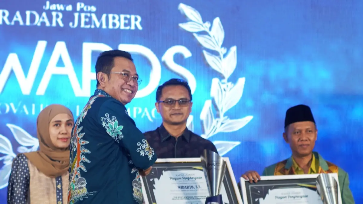 Widarto, S.S, Wakil Ketua DPRD Jember sekaligus Ketua DPC PDI Perjuangan Jember meraih Radar Jember Awards 2026, dengan kategori The Most Inspiring, Responsive, and People-Centered Parliamentary Leader.