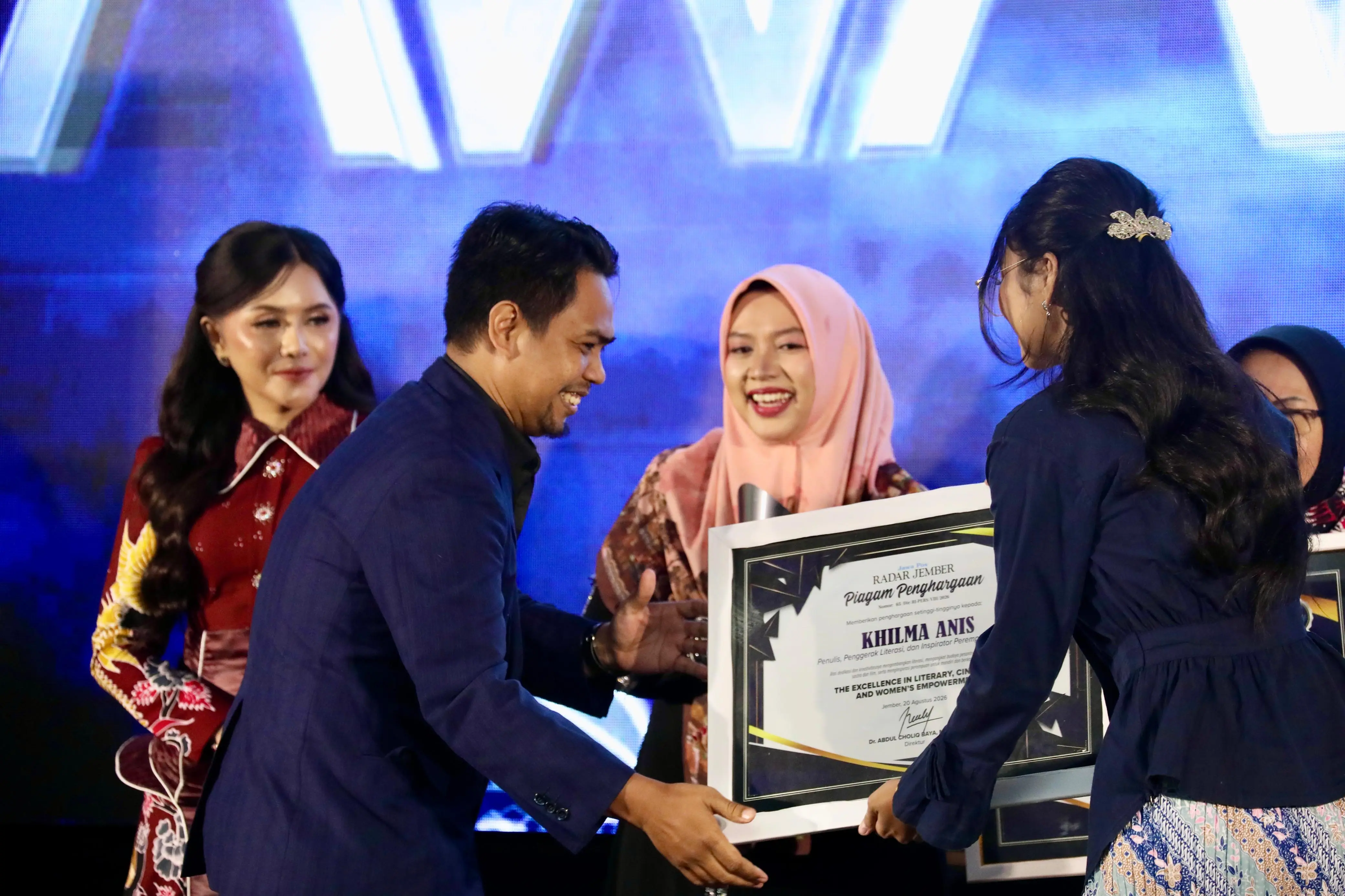 Alumni Tambakberas Khilma Anis Raih RJ Awards, Bawa Nilai Pesantren ke Sastra dan Sinema Nasional*