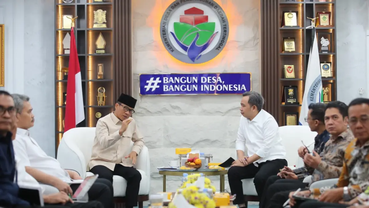 AUDIENSI: Mendes PDT Yandri Susanto, saat menerima lawatan Bupati Gus Fawait bersama jajarannya, di Jakarta, (21/8). Di waktu yang sama, Gus Fawait dan jajarannya juga bertemu dengan Dirjen Perumahan Perkotaan Kementerian PKP.(DISKOMINFO)