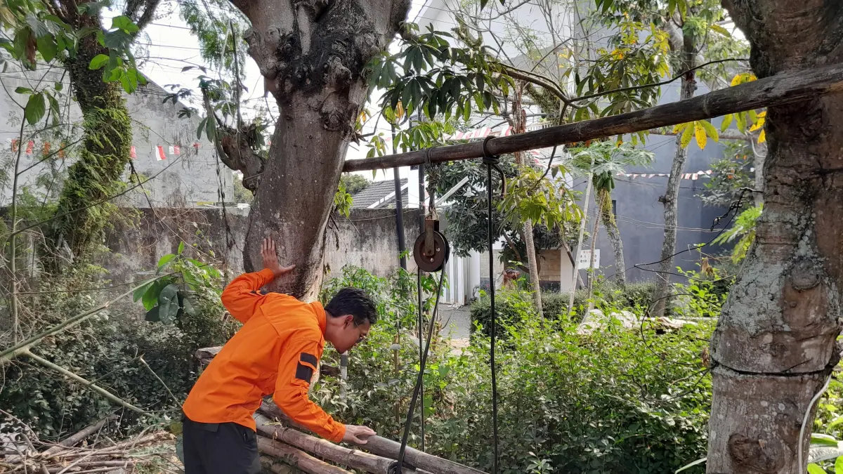 CEK LANGSUNG: Personel BPBD Jember melakukan assesmen lapangan untuk melihat langsung kondisi kekeringan di Kelurahan Tegalgede, Kecamatan Sumbersari, pekan lalu.(BPBD JEMBER)