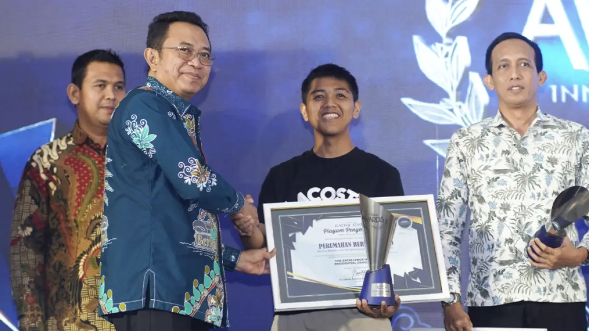 Komisaris PT. Ikasetya Agung Pratama/Perum Bernady Land Slawu, Danadipa Gathan Duta Bernady (tengah berkaus hitam), saat menerima penghargaan bergengsi, dalam ajang Radar Jember Award 2026, di Hotel Fortuna Jember, (20/8). (Dok. Radar Jember)
