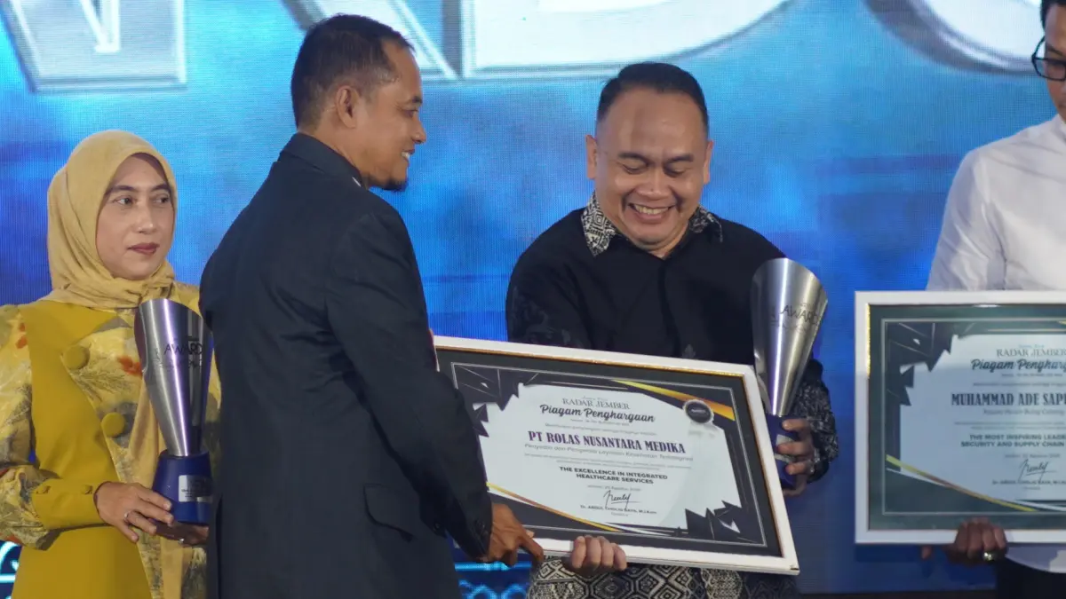 Penyerahan piagam Radar Jember Award kepada PT RNM Jember. (YULIO FA/RADAR JEMBER)