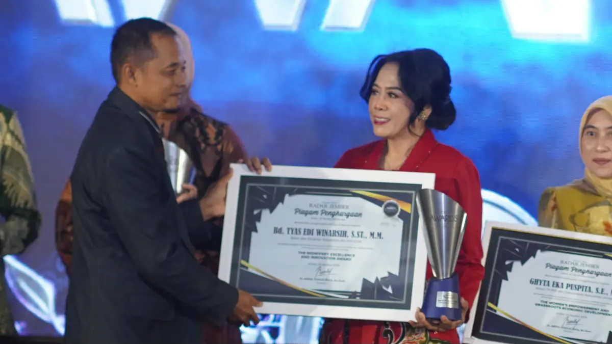 Penyerahan Piagam RJ Award kepada Bd. Tyas Edi Winarsih. (YULIO FA/RADAR JEMBER)