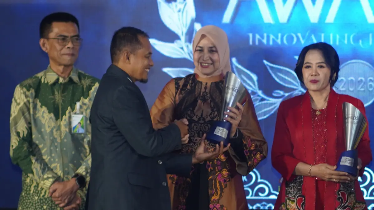 Penyerahan piala RJ Award 2026 kepada Owner RS Bina Sehat Group dr. Hj. Faida, MMR. (YULIO FA/RADAR JEMBER)