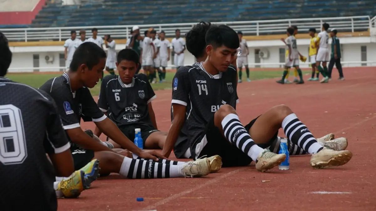 TERSINGKIR: Pemain Persid Jember tampak kecewa seusai pertandingan melawan PSPK Kota Pasuruan di Stadion Jember Sport Garden (JSG), (23/8). Persid pun harus mengakhiri langkahnya di Piala Soeratin U-17 Jawa Timur. (SIDKIN ALI/RJ)
