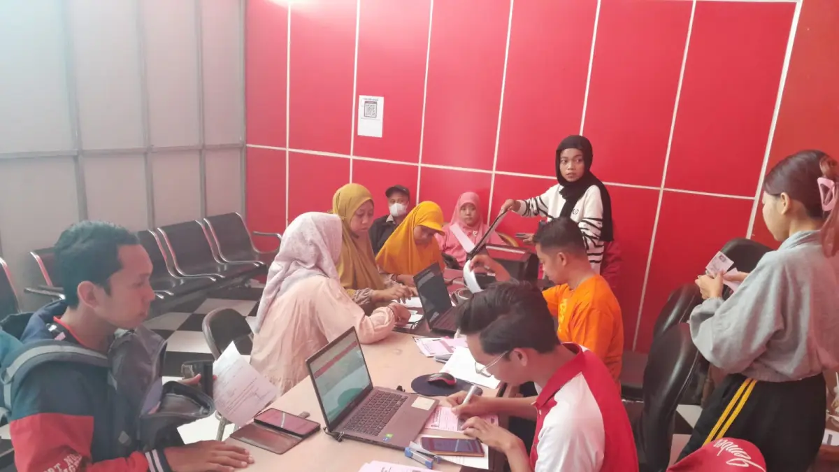 TERUS MENINGKAT: Para pendaftar Tajemtra di Stadion JSG Ajung. Hingga Jumat (21/8) lalu, pendaftar sudah capai 18.500 orang.(DISPORABUDPAR JEMBER)