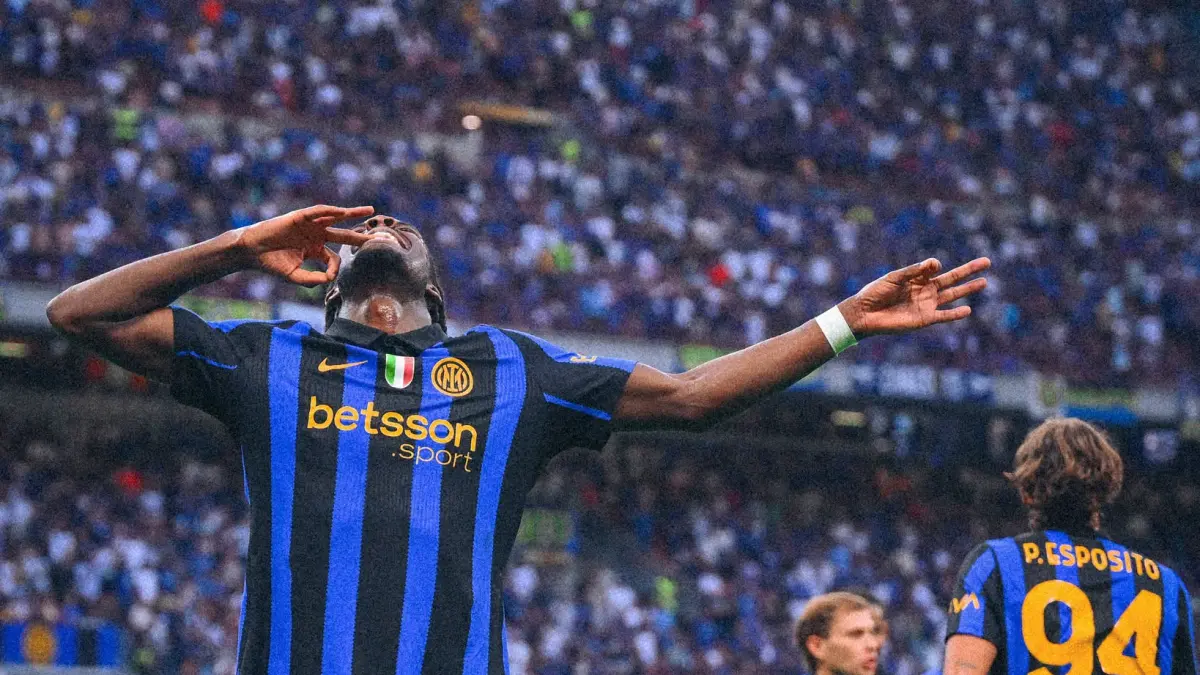 Yann Bisseck saat merayakan golnya