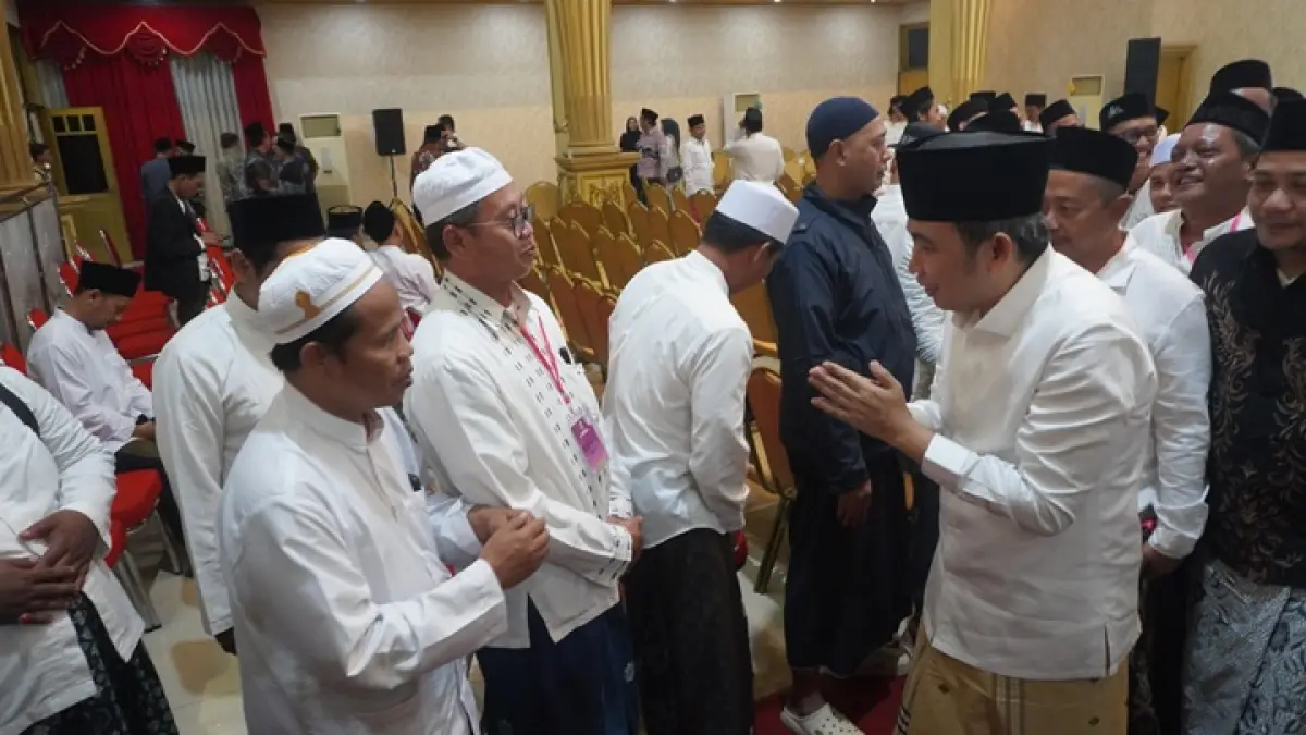 BERIRINGAN: Gus Fawait dalam sebuah kesempatan bertemu dengan para Kiai, gus dan lora, di Pendapa Wahyawibawagraha. Dalam kesempatan lain, ia menegaskan posisi para ulama ini dalam mensukseskan program-program strategis pemerintah dengan memperkuat kolaborasi. (MAULANA/RADAR JEMBER)