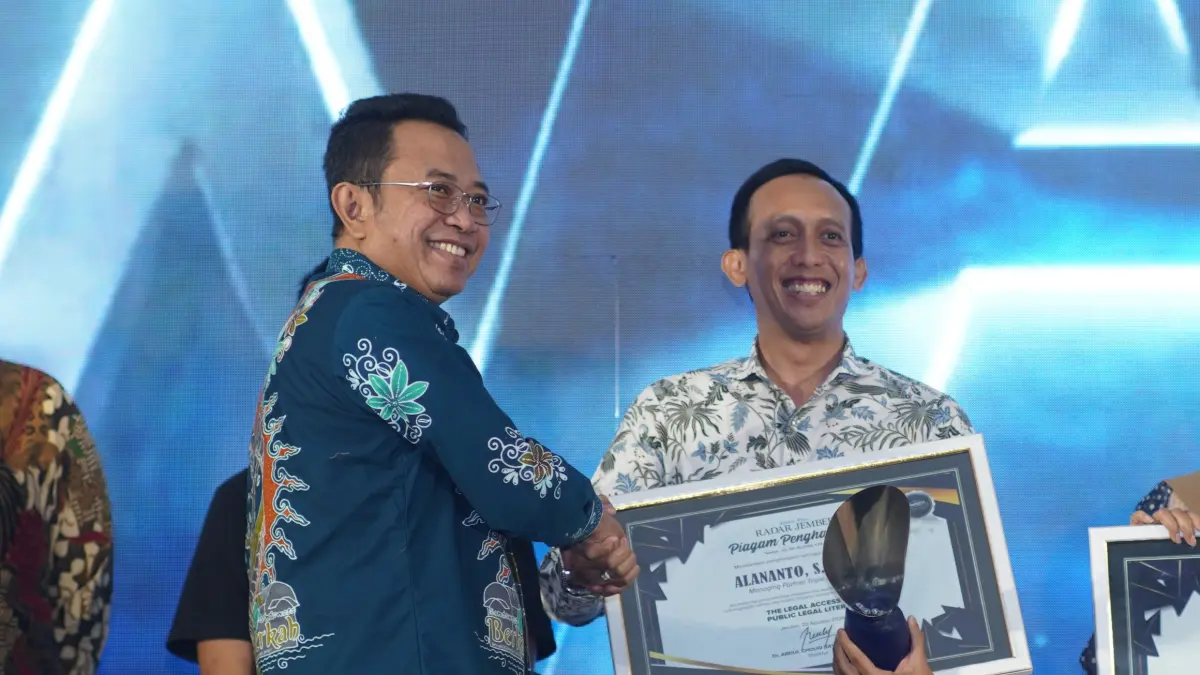 Alananto meraih penghargaan Radar Jember Awards 2026 atas konsistensinya mendekatkan hukum dan membuka akses keadilan bagi masyarakat.