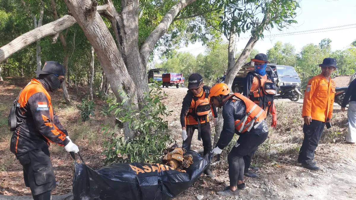 EVAKUASI KORBAN:  Tim Sar Gabungan saat mengevakuasi jasad nelayan bernama Moh Sholihin. 34 warga Dusun Jadugan, Desa Mojosari, Kecamatan Puger pada Minggu (23/8/2026) siang
