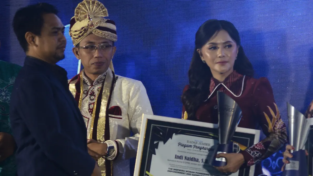Indi Naidha, Sekretaris Komisi D DPRD Jember dan Owner Notonegoro Grup meraih medali Radar Jember Award dengan kategori The Inspiring Woman Pioneering Inclusive Empowerment and Safeguarding Children.
