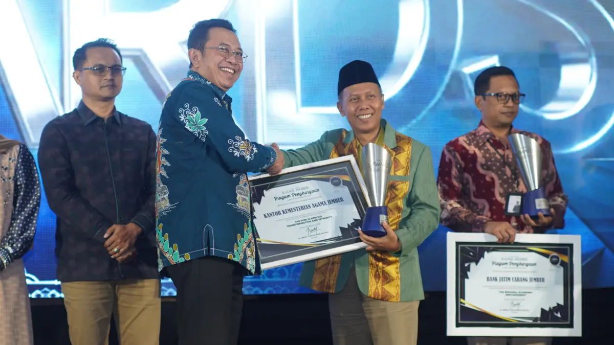 Penyerahan paiagam Radar Jember Award 2026 kepada Kepala Kantor Kementerian Agama (Kemenag) Jember, Santoso. (YULIO FA/RADAR JEMBER)
