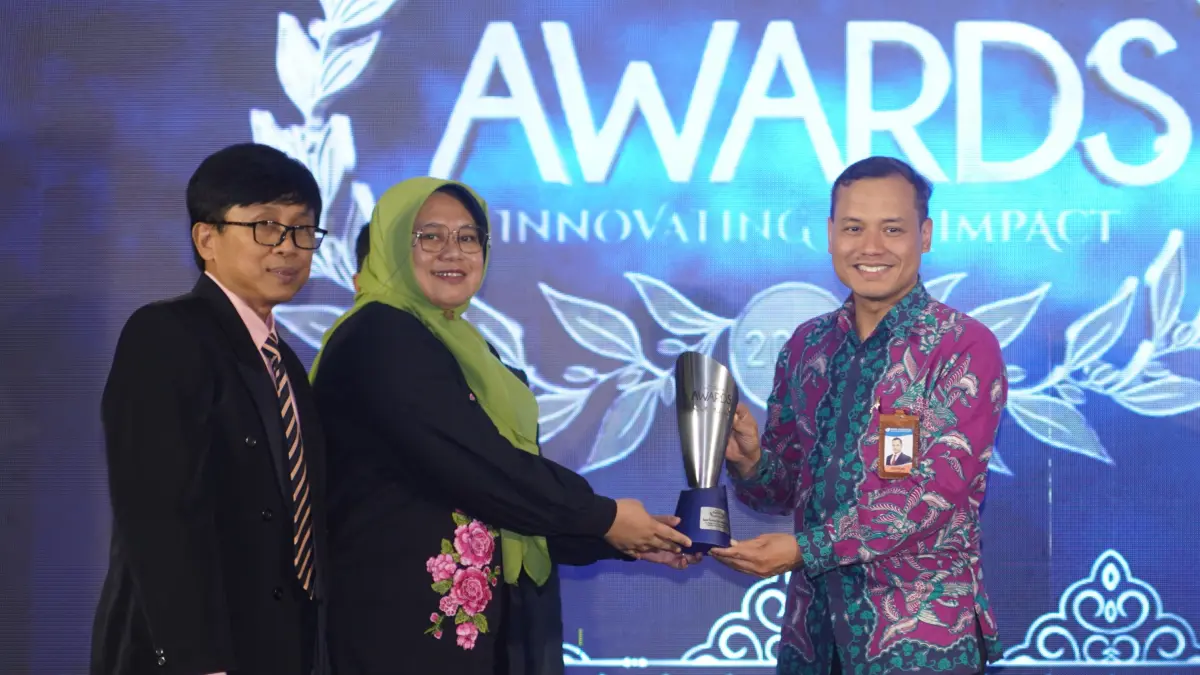 Penyerahan penghargaan kepada KPwBI Jember atas dedikasinya dalam menjaga stabilitas ekonomi daerah di Sekarkijang dan transformasi pembayaran digital. (YULIO FA/Radar Jember)