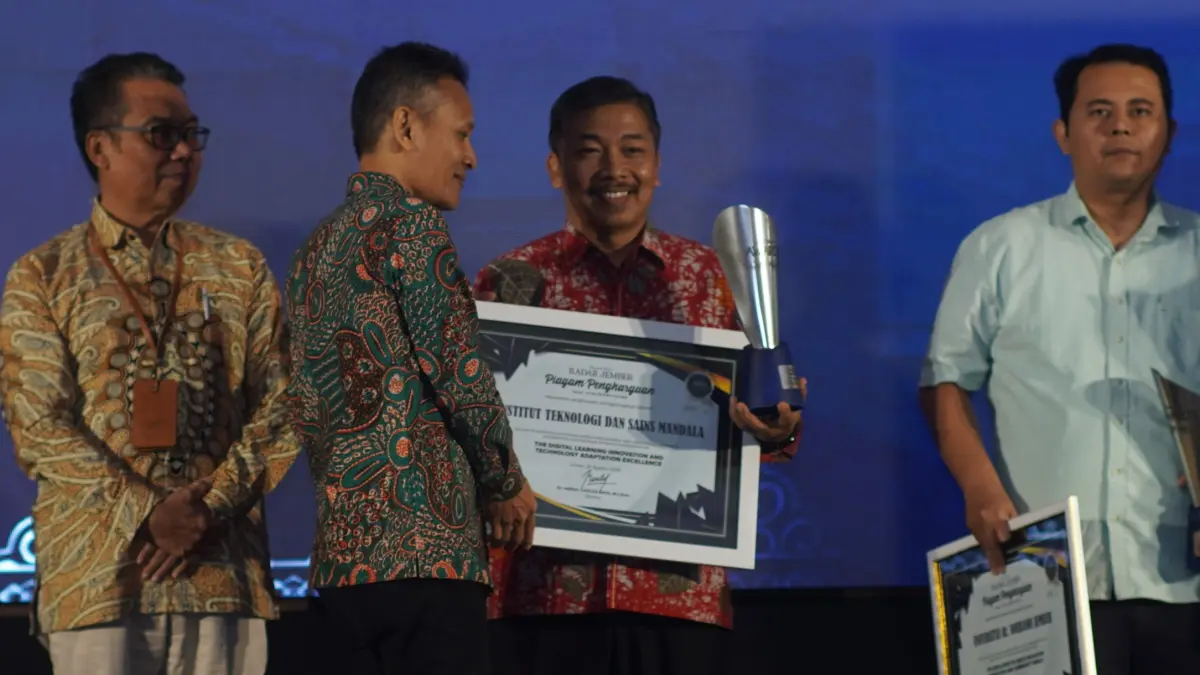 Penyerahan Piagam Radar Jember Award 2026 kepada ITSM Jember. (YULIO FA/RADAR JEMBER)