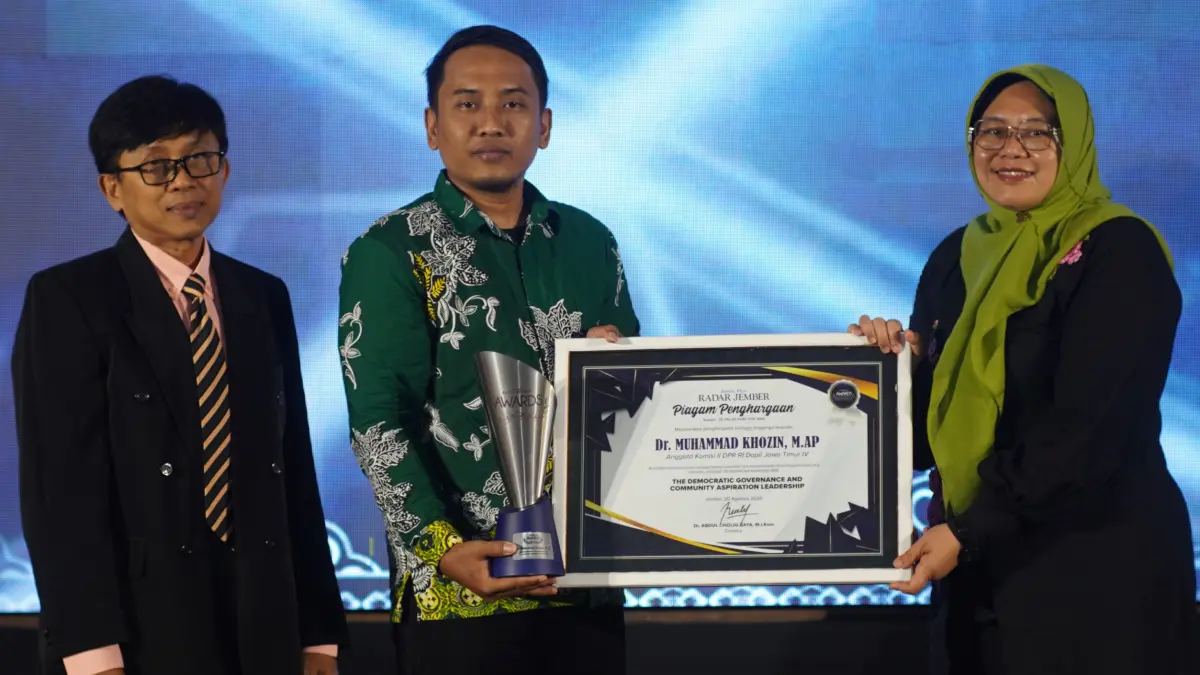 Penyerahan piagam Radar Jember Award kepada anggota DPR RI Dapil Jember-Lumajang Dr. Muhammad Khozin, diwakili tim Santri Milenial Jember