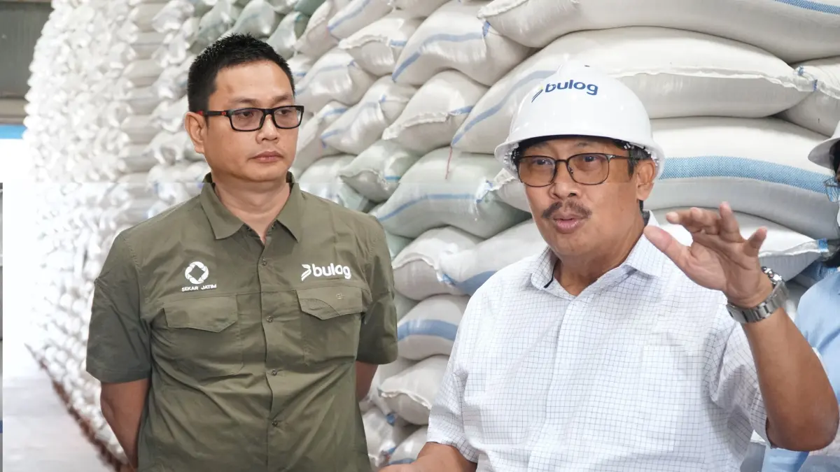 Pimpinan Perum Bulog Cabang Jember M Ade Saputra, S.E., (kiri) saat mendampingi Direktur Pengadaan Bulog RI Prihasto Setyanto saat kegiatan di Jember. Di bawah kepemimpinan Ade, Bulog Jember mampu menyelesaikan target tahunan hanya empat bulan saja.