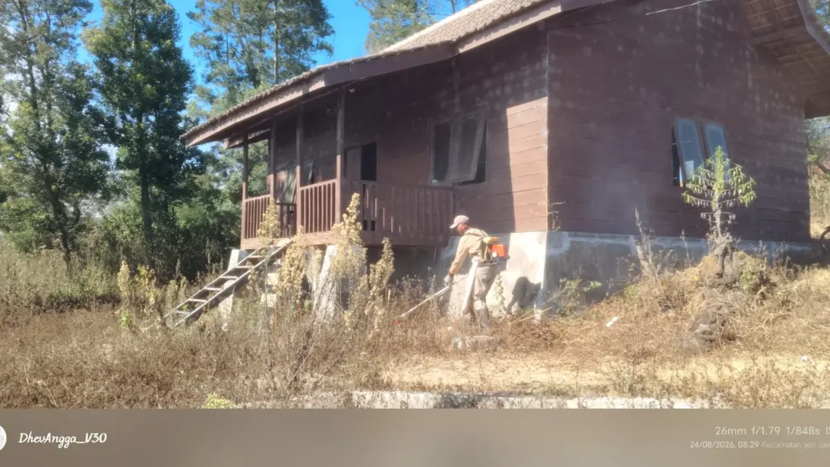 DICEGAH: Petugas Wisata Kawah Wuruh melakukan berbagai upaya untuk mencegah kebakaran.(DISPARBUDPORA BONDOWOSO)