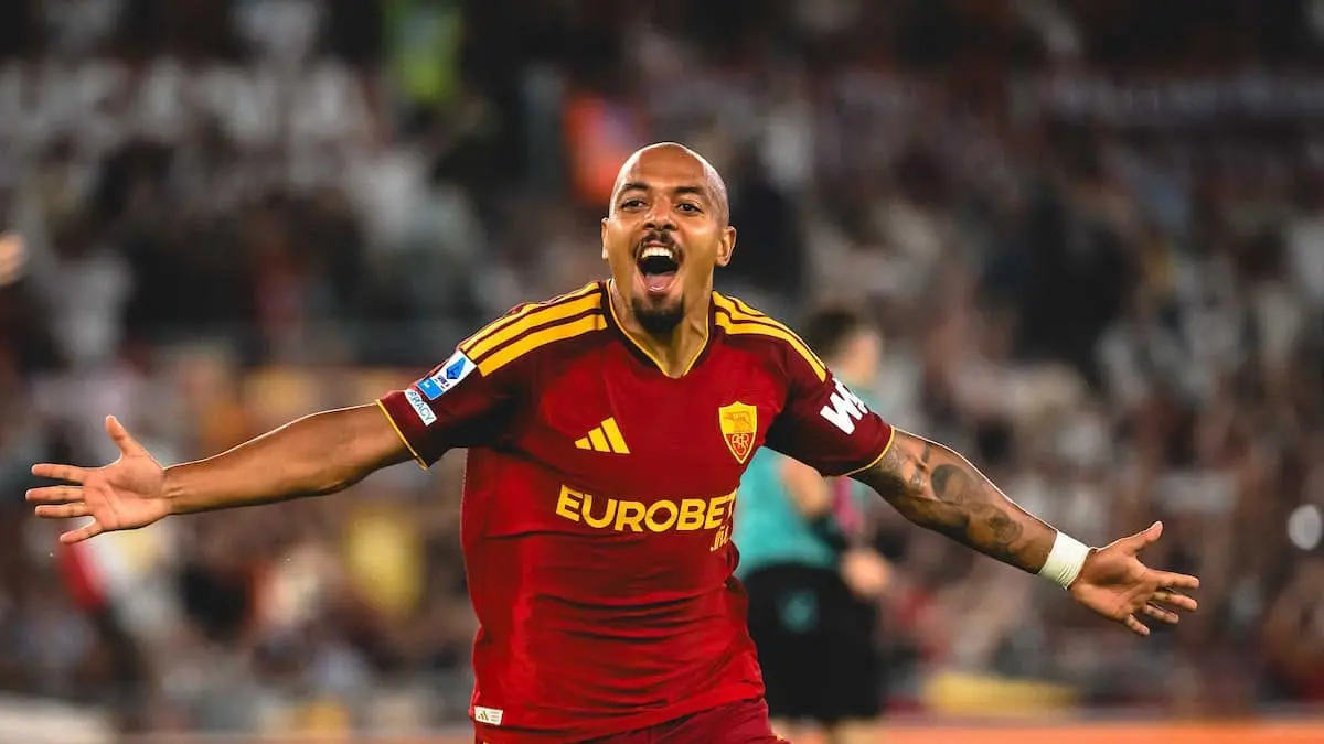 Donyell Malen merayakan golnya bersama AS Roma