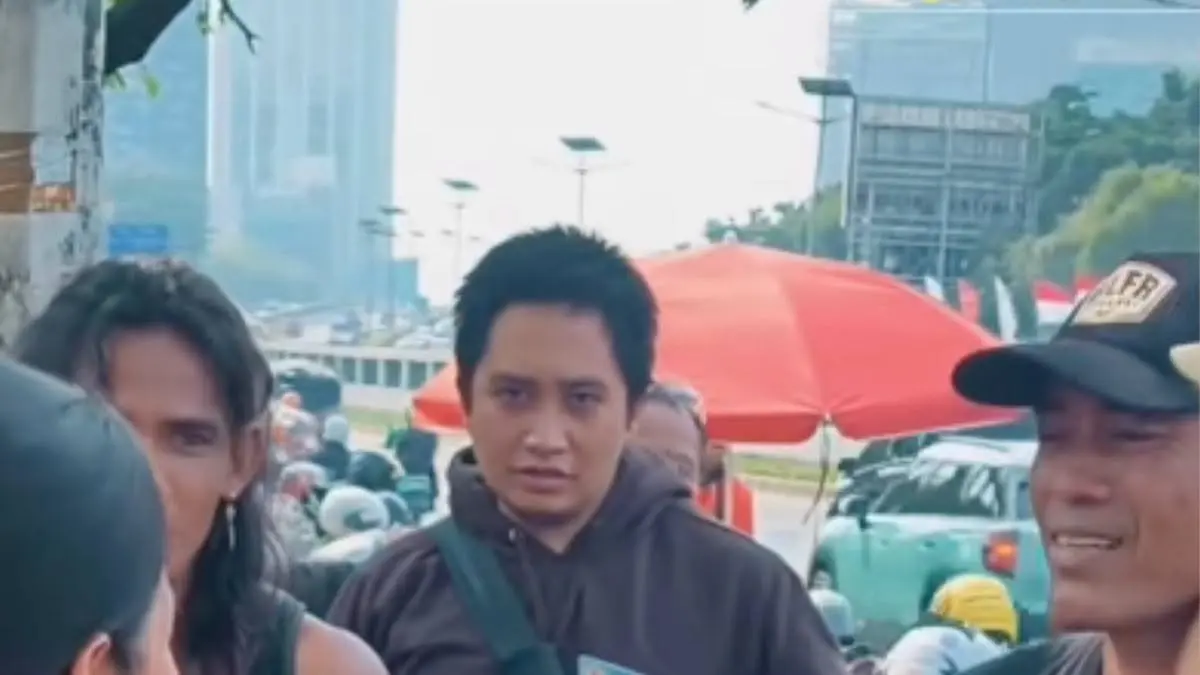 iral Video Wanita Beri Segepok Uang Langsung ke Mas Botok di Depan Gedung DPR