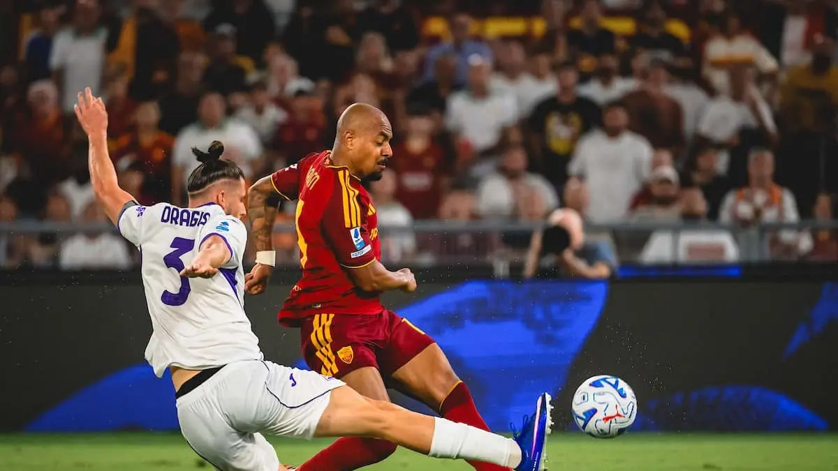 Striker AS Roma Donyell Malen saat mencetak gol