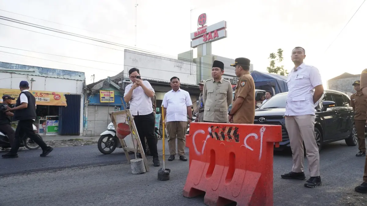 TERUS DIKEBUT: Gus Fawait saat meninjau perbaikan jalan provinsi di Kecamatan Kencong. Di lain kesempatan, ia menyatakan perbaikan jalan yang menjadi kewenangan pemerintah daerah juga dikebut, termasuk jalan desa yang menjadi kewenangan pemerintah desa. (MAULANA/RADAR JEMBER)