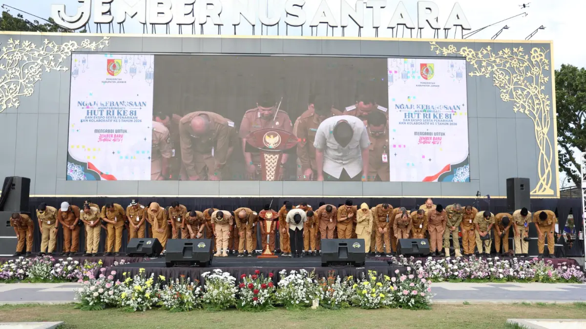 BERI PENGHORMATAN: Momen Bupati Gus Fawait memimpin jajarannya membungkukkan badan sebagai bentuk penghormatan kepada para mahasiswa peserta KKN Kolaboratif atas dedikasinya telah membantu verval data kemiskinan Jember, di Alun-alun Jember, Senin (24/8). (PEMKAB JEMBER)