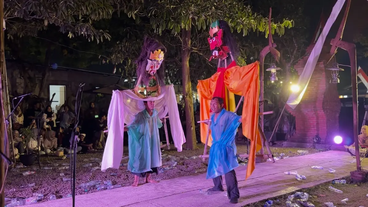 BAWA PESAN PENTING: Penampilan teater Butah di Omah Winning Cafe Sumbersari, Sabtu malam (22/8). Ini menceritakan raksasa, manusia, tradisi, dan hubungannya dengan ekologi. (DOK TEATER BUTAH)