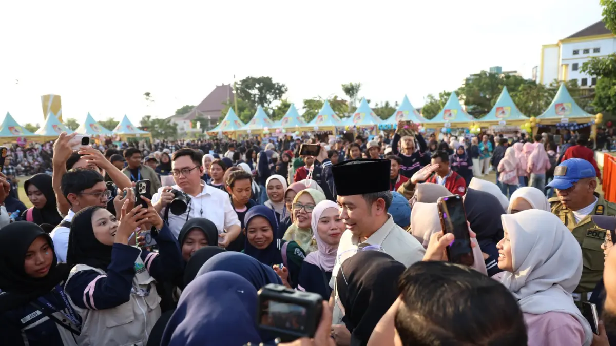 HANGAT: Gus Fawait berada di tengah-tengah mahasiswa usai memberi orasi, saat penarikan KKN Kolaboratif 5 Tahun 2026 di Alun-alun Jember, Senin (24/8).(PURNOMO)