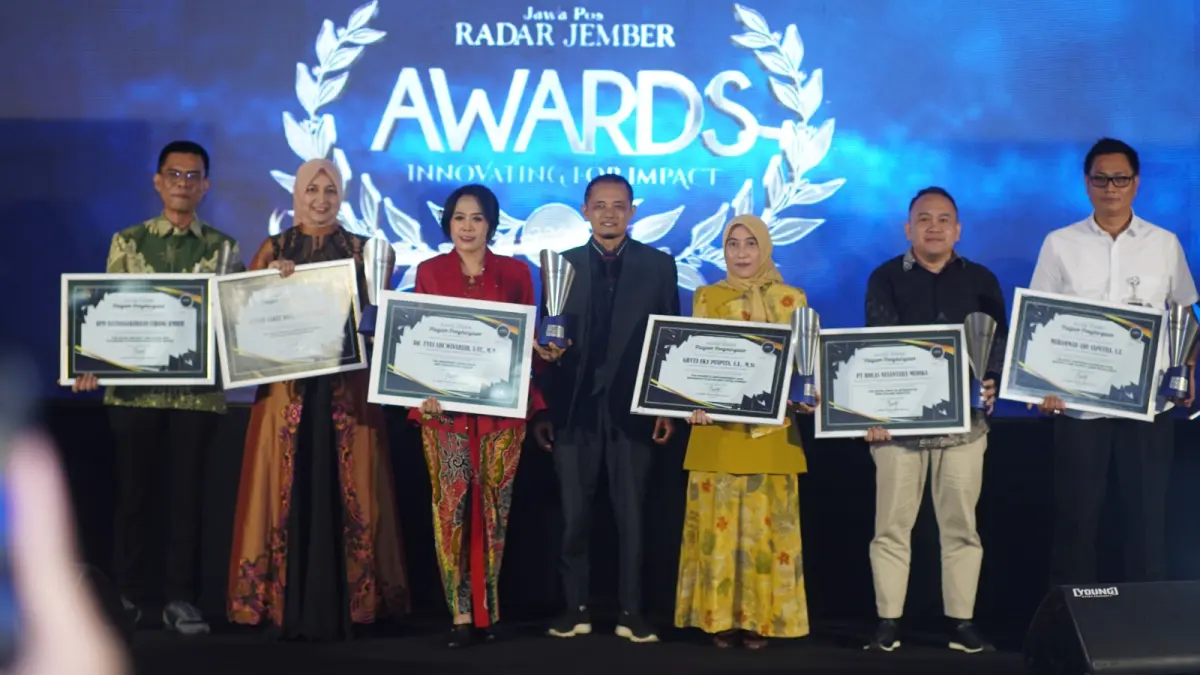 Para penerima penghargaan Radar Jember Award 2026. 