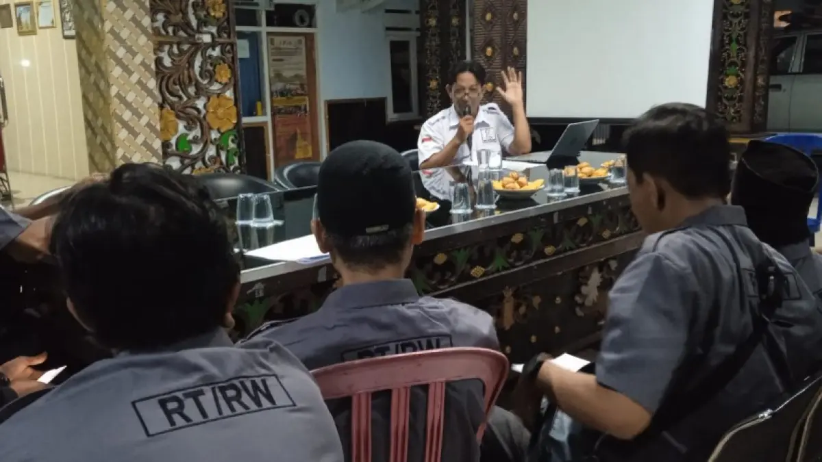 SAMPAIKAN: Salah satu perangkat saat menjelaskan peringkat desil DTSEN, beberapa waktu lalu.(ATIEQSON MAR IQBAL/RAME)