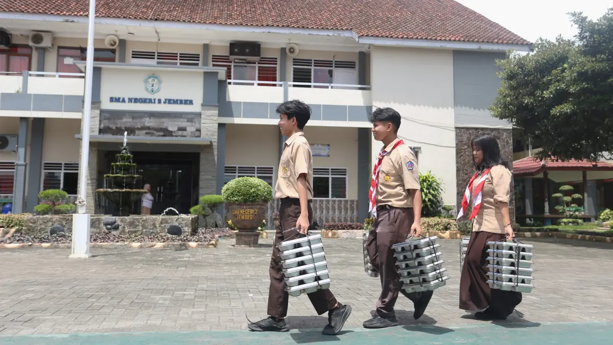 Sejumlah siswa SMAN 2 Jember membawa ompreng Makanan Bergizi Gratis (MBG) pada Januari lalu. Kini, Balai POM di Jember gencar edukasi keamanan pangan MBG ke sekolah-sekolah. (SIDKIN ALI/RADAR JEMBER)