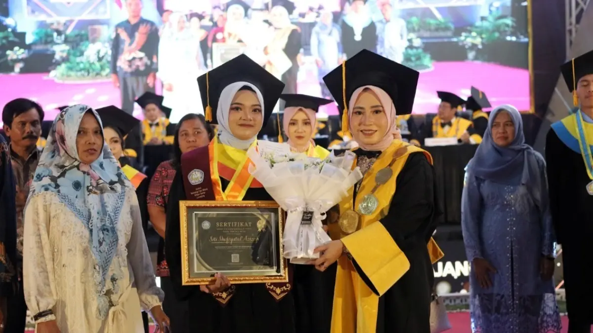 ABADIKAN: Prosesi foto bersama wisudawati ITB WiGa Lumajang, kemarin.