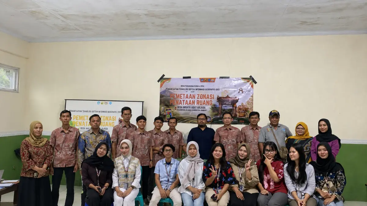 Pemerintah Desa Arjasa, perangkat desa, Kelompok Sadar Wisata (Pokdarwis), kepala dusun, dan tim pelaksana dari perguruan tinggi menyusun peta zonasi desa secara kolaboratif dengan memanfaatkan teknologi SIG