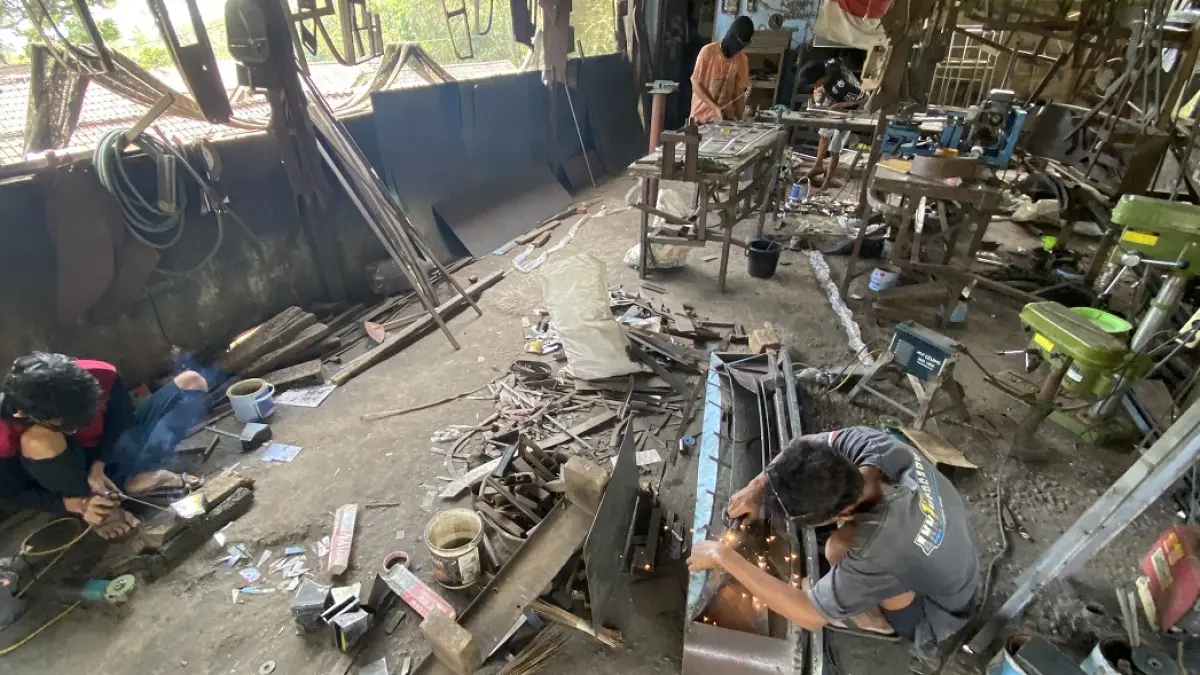 WADAH KREATIVITAS: Bengkel Alifi, di Desa Garahan, Kecamatan Silo, yang kini menjelma tempat tongkrongan anak-anak muda sekaligus ladang rejeki mereka. (JUMAI/RADAR JEMBER)