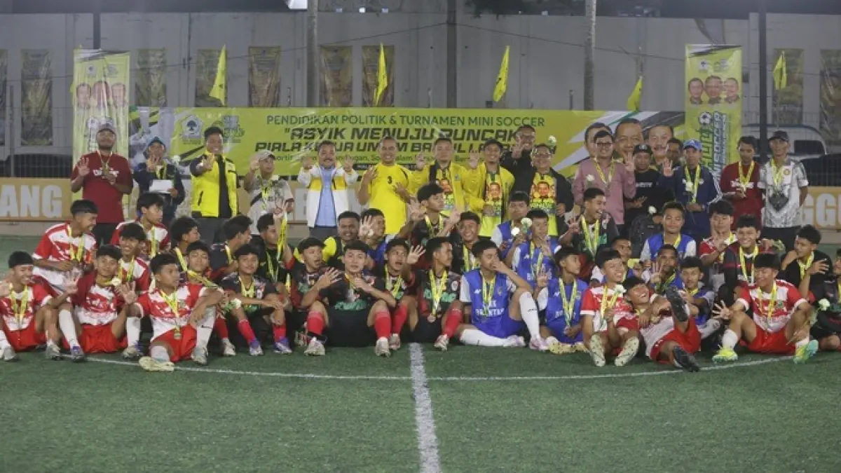 UTAMAKAN SPORTIVITAS: Pemain dari tiga tim teratas Turnamen Bahlil Mini Soccer Asyik Menuju Puncak Zona Malang foto bersama pengurus DPD Partai Golkar di Malang Raya dan DPD Partai Golkar Jatim, Selasa malam (1/9). Zona Madiun bakal dimulai hari ini (2/9) di Gontor Mini Soccer, Ponorogo.(DARMONO/JAWA POS RADAR MALANG)