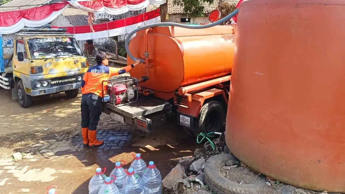 Dropping air bersih untuk warga terdampak kekeringan yang melanda daerah perkotaan Jember, tepatnya di RT 04, RW 07, Kelurahan Tegal Gede, Kecamatan Sumbersari, Jember, (26/8). (Dok. BPBD)
