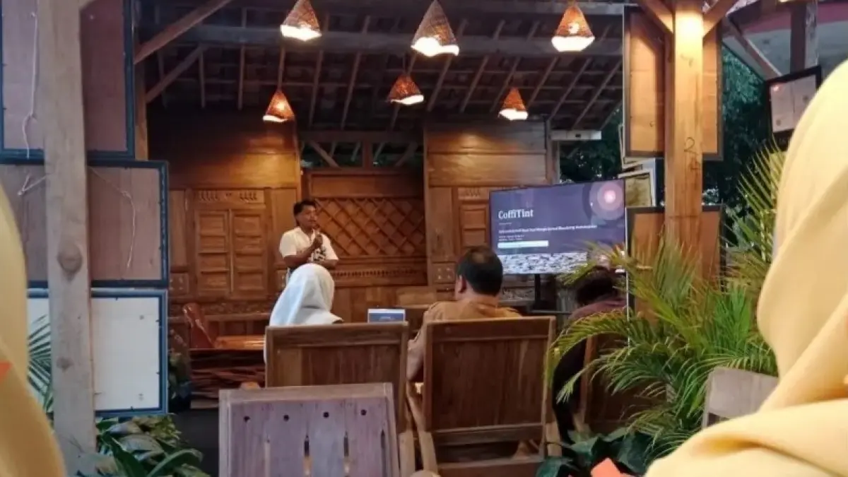 Salah satu peserta saat memaparkan produk yang berbahan limbah miliknya (DPKP Bondowoso)