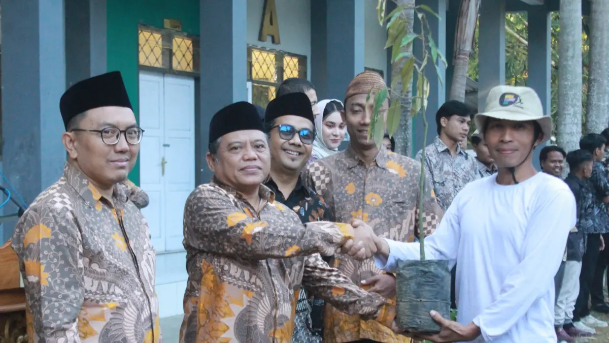 Secara simbolis Dekan Fakultas Dakwah UIN KHAS Jember, Prof. Dr. Fawaizul Umam menyerahkan bibit pohon kepada Ketua Komunitas Sahabat Alam Jember, Parmuji.