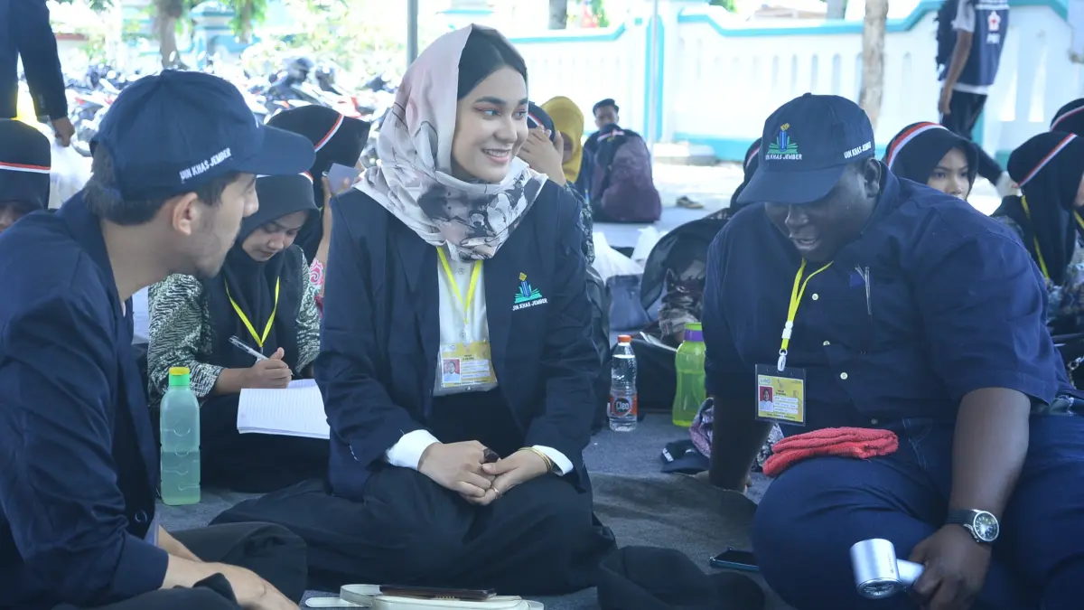 SEMANGAT : Arizo bersama rekan mahasiswa asing Fakultas Dakwah dari berbagai negara antusias mengikuti PBAK di UIN KHAS Jember, kemarin (1/9)