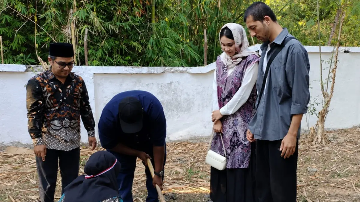 TANAM POHON : Mahasiswa asing ikut berpartisipasi tanam pohon di halaman fakultas dakwah dalam kegiatan PBAK UIN KHAS Jember