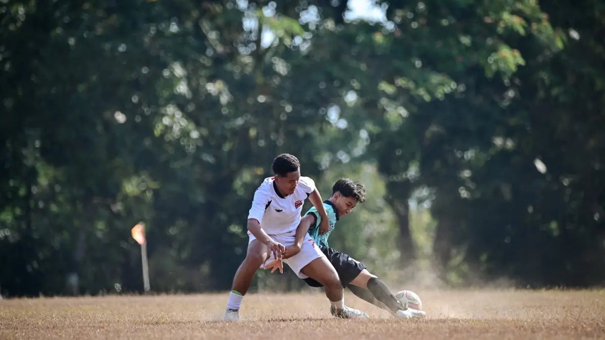 BEREBUT: Perebutan bola antara pemain Deltras Sidoarjo dengan Dharaka Jember di Piala Soeratin U15 di Lapangan Brigif IX Patrang, kemarin (3/9). Dharaka Jember berhasil tumbangkan juara bertahan dengan skor tipis 1-0. (SIDKIN ALI/RADAR JEMBER)
