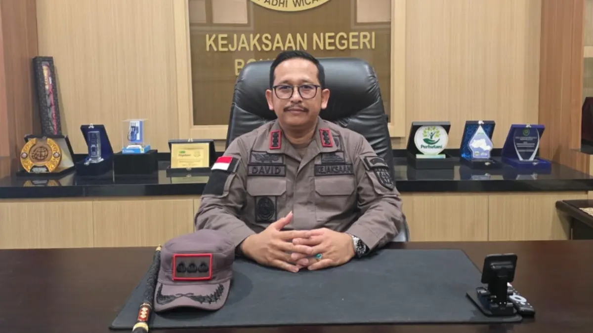Kepala Kejari Bondowoso, Dr.David Palapa Duarsa saat berada di ruangannya. (FAQIH/RJ)