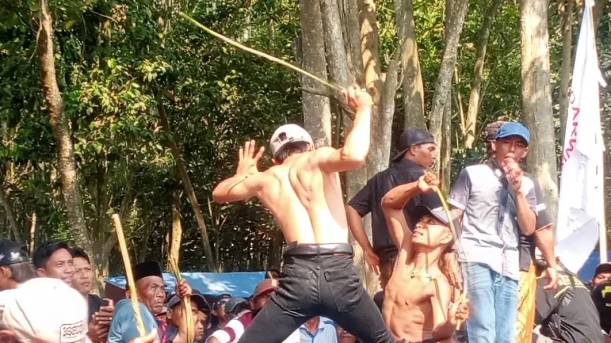 MASIH DILESTARIKAN: Tradisi Ojung yang sempat lenyap tanpa rimba belakangan kembali dilestarikan oleh masyarakat di Desa Cakru, Kecamatan Kencong, belum lama ini, saat memperingati HUT RI ke-81, Minggu (30/8). (Dokumentasi Tahrir)