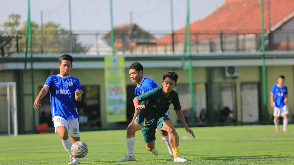 SENGIT: MAN 2 Kota Madiun saat menghadapi MAN 2 Ponorogo di babak semi final Bahlil Mini Soccer Zona Madiun di Gontor Mini Soccer kemarin (4/9).(BAGAS BIMANTARA/JAWA POS RADAR MADIUN)
