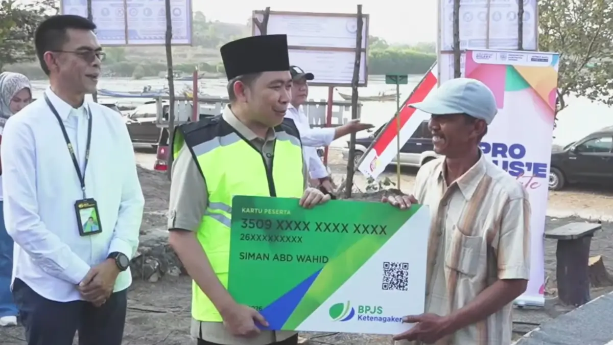 Gus Fawait ditemani Kepala BPJS Ketenagakerjaan Jember, secara simbolis menyerahkan kartu kepesertaan BPJS Ketenagakerjaan kepada nelayan, saat rangkaian Pro Guse Update di Puger, (16/8).&nbsp;