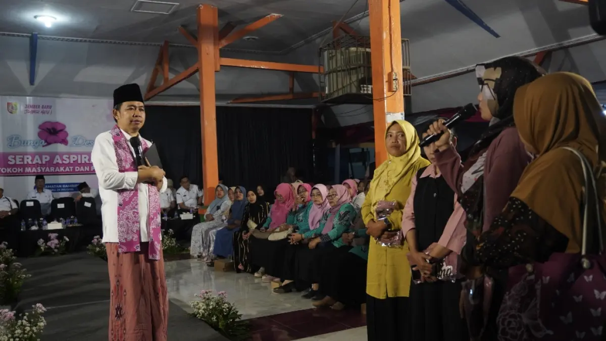 Gus Fawait saat kesempatan turun di Bunga Desaku, di Balai Desa Rambigundam, Rambipuji, (29/7). Saat itu, ia banjir aspirasi dari masyarakat, termasuk aspirasi yang datang dari para guru madrasah. (Maulana/JPRJ)