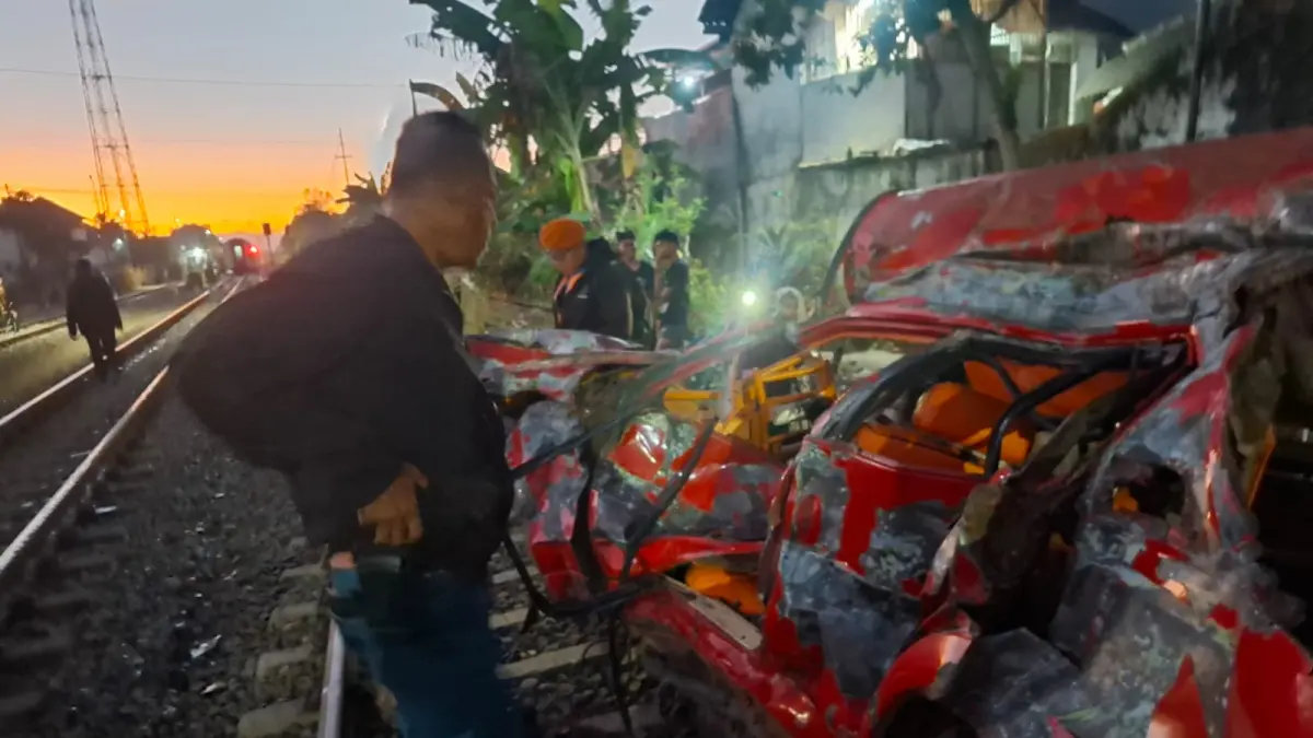 Mobil Corolla Mogok Disambar KA Wijaya Kusuma di Bangsalsari Jember, Pengemudi Tewas di TKP. (JUMAI/JPRJ)