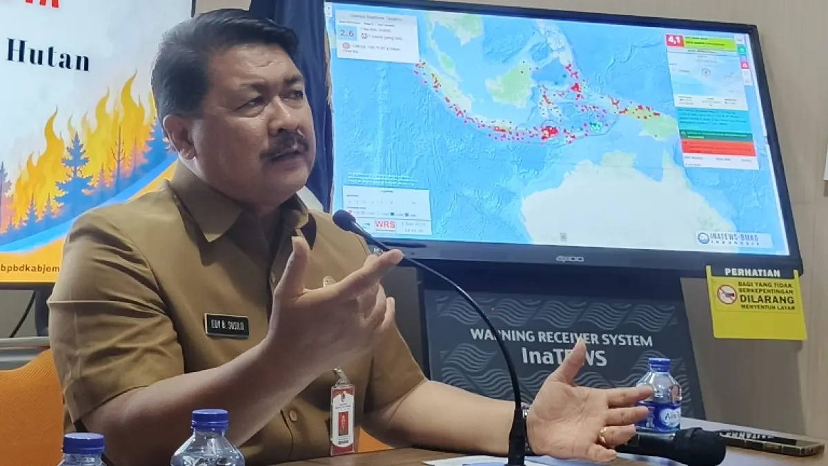 BERI PAPARAN TERBUKA: Kepala BPBD Jember Edy Budi Susilo, saat memberikan keterangan terbuka, di kantornya, terkait rentetan bencana yang terjadi belakangan ini di Jember. (MAULANA/RADAR JEMBER)