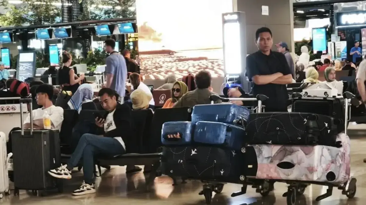 Para penumpang di Terminal 3 Bandara Soekarno-Hatta, Tangerang, gagal terbang pada Ahad (6/9/2026) pagi karena bandara ditutup sebagai akibat dari abu vulkanik Gunug Anak Krakatau. (Dinarsa Kurniawan/JawaPos.com)